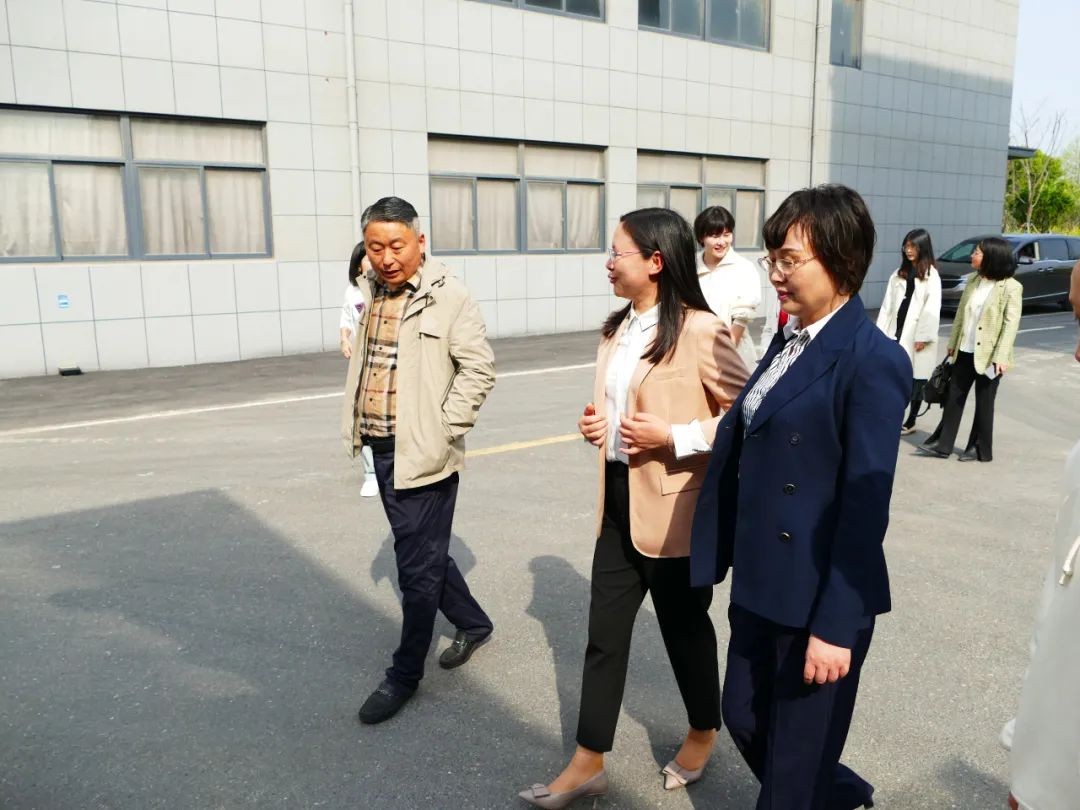 廬江縣商務(wù)局賀局長，統(tǒng)計局張局，稅務(wù)局管科長等領(lǐng)導(dǎo)蒞臨昊東食品科技走訪調(diào)研昊東肉松